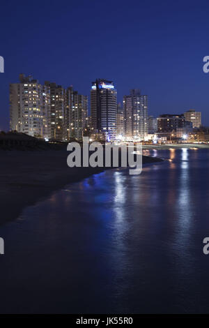 Uruguay, Punta del Este, Blick vom Playa Mansa Strand am Abend Stockfoto