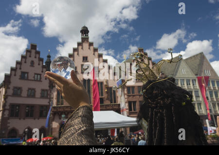 Deutschland, Hessen, Frankfurt am Main, Römerberg Square Gebäude spiegelt sich in der Kristallkugel, Stockfoto