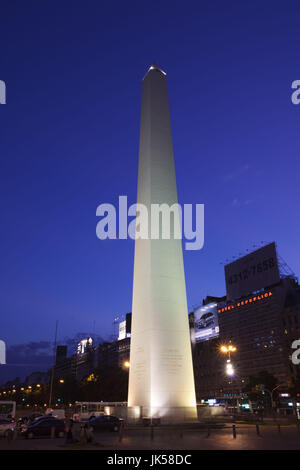 Argentinien, Buenos Aires, El Obelisko, Symbol für Argentinien, Avenida 9 de Julio, Plaza De La Republica, Abend, Straßenniveau Stockfoto
