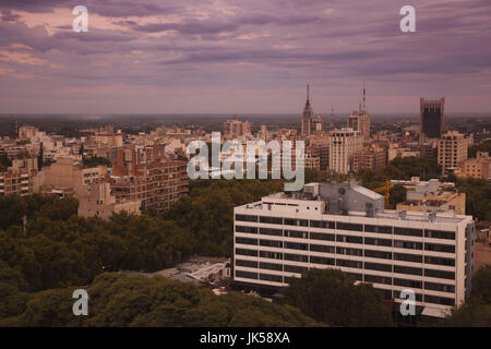 Argentinien, Provinz Mendoza, Mendoza, Blick auf die Stadt von oben Plaza Italia, Dämmerung Stockfoto