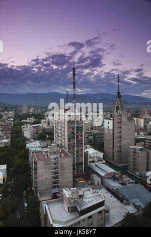 Argentinien, Provinz Mendoza, Mendoza, Blick auf die Stadt aus dem Osten, Antenne, Abend Stockfoto