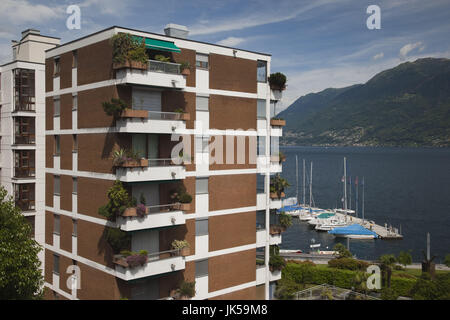 Schweiz, Ticino, Lago Maggiore, Brissago, Seeufer hohe Aufstieg Gebäude Stockfoto