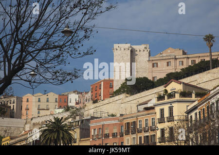 Italien, Sardinien, Cagliari, Il Castello Altstadt und Torre DellElefante Turm von Piazza Yenne Stockfoto