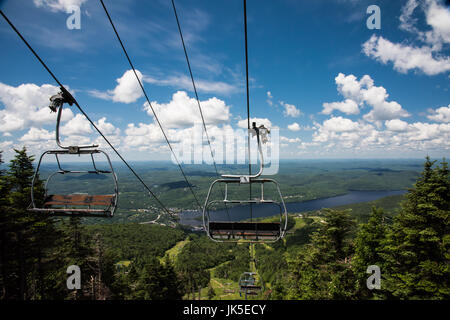 Blick auf die Seilbahn oder die Seilbahn in den Bergen der Stadt Mont-Tremblant während des Sommers. Kanada Stockfoto