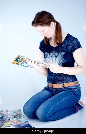 Erwachsene Frau Comics lesen Bücher Stockfoto