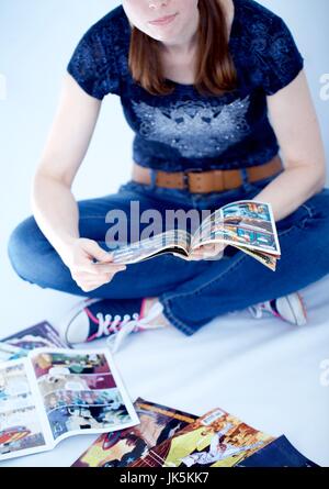 Erwachsene Frau Comics lesen Bücher Stockfoto