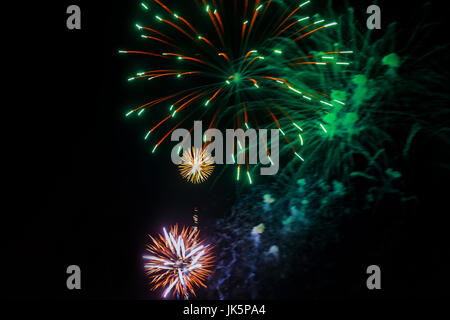 Tolle Feier bunt funkelnden Feuerwerk. 4. Juli schönen Feuerwerk. Unabhängigkeitstag, Canada Day Neujahr Urlaub Gruß. Stockfoto
