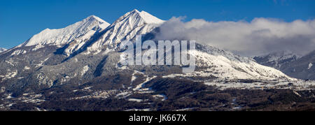 Dorf von Saint-Léger-Les-Melezes im Champsaur Tal im Winter mit Schnee bedeckt Autane Gipfeln. Alpen, Frankreich Stockfoto