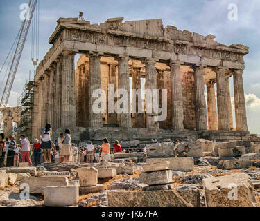 Athen, Griechenland. 30. Sep, 2004. Touristen versammeln, um den legendären Parthenon, einem ehemaligen Tempel, gewidmet der Göttin Athene, auf der alten Akropolis in Athen zu bewundern. Die wichtigsten Gebäude des klassischen Griechenlands und eine der größten kulturellen Denkmäler der Welt zu überleben, es ist ein Lieblings internationales touristisches Ziel und ein UNESCO-Weltkulturerbe. Bildnachweis: Arnold Drapkin/ZUMA Draht/Alamy Live-Nachrichten Stockfoto
