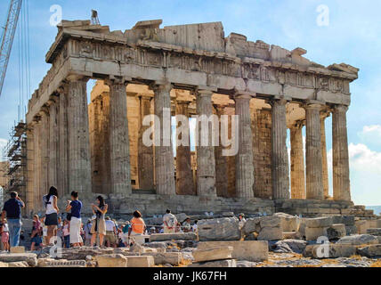 Athen, Griechenland. 30. Sep, 2004. Touristen versammeln, um den legendären Parthenon, einem ehemaligen Tempel, gewidmet der Göttin Athene, auf der alten Akropolis in Athen zu bewundern. Die wichtigsten Gebäude des klassischen Griechenlands und eine der größten kulturellen Denkmäler der Welt zu überleben, es ist ein Lieblings internationales touristisches Ziel und ein UNESCO-Weltkulturerbe. Bildnachweis: Arnold Drapkin/ZUMA Draht/Alamy Live-Nachrichten Stockfoto