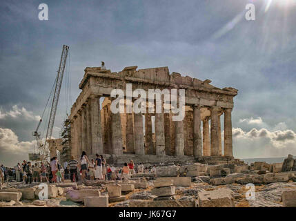 Athen, Griechenland. 30. Sep, 2004. Touristen versammeln, um den legendären Parthenon, einem ehemaligen Tempel, gewidmet der Göttin Athene, auf der alten Akropolis in Athen zu bewundern. Die wichtigsten Gebäude des klassischen Griechenlands und eine der größten kulturellen Denkmäler der Welt zu überleben, es ist ein Lieblings internationales touristisches Ziel und ein UNESCO-Weltkulturerbe. Bildnachweis: Arnold Drapkin/ZUMA Draht/Alamy Live-Nachrichten Stockfoto