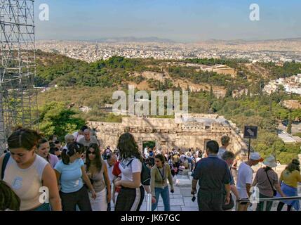 Athen, Griechenland. 30. Sep, 2004. Massen von Touristen auf der Treppe bis zu den monumentalen Propyläen, oberhalb des Tores Beule der ein- und Ausfahrt auf der antiken Akropolis in Athen, Griechenland. Zum UNESCO-Weltkulturerbe gehört, ist die Akropolis ein Lieblings-internationale Tourismus-Destination. Bildnachweis: Arnold Drapkin/ZUMA Draht/Alamy Live-Nachrichten Stockfoto