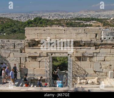 Athen, Griechenland. 30. Sep, 2004. Touristen fahren durch das Tor Beule unter der Treppe bis zu den monumentalen Propyläen und der Eingang und Ausgang zum antiken Akropolis in Athen, Griechenland. Ein UNESCO-Weltkulturerbe, die. Akropolis ist ein Lieblings-internationale Tourismus-Destination. Bildnachweis: Arnold Drapkin/ZUMA Draht/Alamy Live-Nachrichten Stockfoto