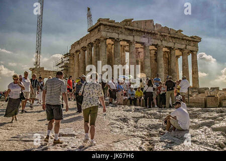Athen, Griechenland. 30. Sep, 2004. Touristen versammeln, um die legendäre Parthenon, einem ehemaligen Tempel, gewidmet der Göttin Athene auf der Akropolis in Athen the.ancient bewundern. Die wichtigsten Gebäude des klassischen Griechenlands und eine der größten kulturellen Denkmäler der Welt zu überleben, es ist ein Lieblings internationales touristisches Ziel und ein UNESCO-Weltkulturerbe. Bildnachweis: Arnold Drapkin/ZUMA Draht/Alamy Live-Nachrichten Stockfoto