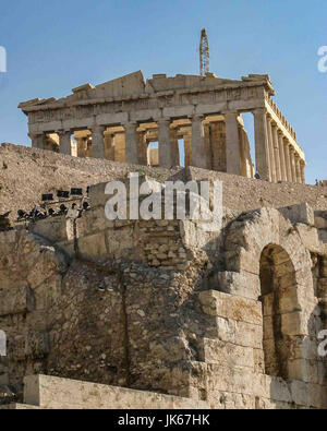 Athen, Griechenland. 30. Sep, 2004. Die berühmte antike Parthenon ist von Odean, die steinernen Theater darunter sichtbar. Wichtigste erhaltene Gebäude des klassischen Griechenland und eine der größten kulturellen Denkmäler der Welt, seine Position auf der Akropolis dominiert die Skyline von Athen, die Hauptstadt von Griechenland, und ist ein Lieblings internationales touristisches Ziel. Bildnachweis: Arnold Drapkin/ZUMA Draht/Alamy Live-Nachrichten Stockfoto