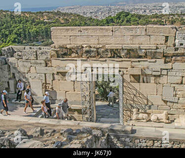 Athen, Griechenland. 30. Sep, 2004. Touristen fahren durch das Tor Beule unter der Treppe bis zu den monumentalen Propyläen und der Eingang und Ausgang zum antiken Akropolis in Athen, Griechenland. Ein UNESCO-Weltkulturerbe, die. Akropolis ist ein Lieblings-internationale Tourismus-Destination. Bildnachweis: Arnold Drapkin/ZUMA Draht/Alamy Live-Nachrichten Stockfoto