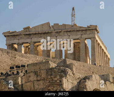 Athen, Griechenland. 30. Sep, 2004. Die berühmte antike Parthenon ist von Odean, die steinernen Theater darunter sichtbar. Wichtigste erhaltene Gebäude des klassischen Griechenland und eine der größten kulturellen Denkmäler der Welt, seine Position auf der Akropolis dominiert die Skyline von Athen, die Hauptstadt von Griechenland, und ist ein Lieblings internationales touristisches Ziel. Bildnachweis: Arnold Drapkin/ZUMA Draht/Alamy Live-Nachrichten Stockfoto