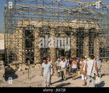 Athen, Griechenland. 30. Sep, 2004. Restauration In Arbeit als Touristen besuchen die Propyläen, die monumentalen Tor Eingang zur berühmten Akropolis in Athen, die Hauptstadt von Griechenland, eine Lieblings-internationale Tourismus-Destination. Bildnachweis: Arnold Drapkin/ZUMA Draht/Alamy Live-Nachrichten Stockfoto