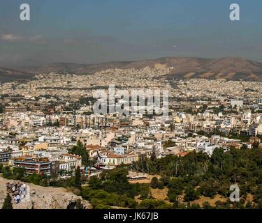 Athen, Griechenland. 30. Sep, 2004. Die Stadt Athen, Hauptstadt von Griechenland, wird von Touristen aus Mars Hill (Areopag), einem prominenten Felsen zu Tage tretenden, nordwestlich der Akropolis in Athen, Griechenland, ein Lieblings internationales touristisches Ziel angesehen. Bildnachweis: Arnold Drapkin/ZUMA Draht/Alamy Live-Nachrichten Stockfoto