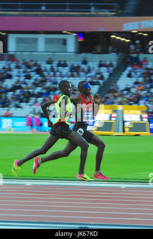 London, UK. 21. Juli 2017. Waisenheims Mushai Kimani (KEN) die Ziellinie nähert, wie er die Männer 1500 m T11 bei Para der Leichtathletik-Weltmeisterschaft in London Stadium, Queen Elizabeth Olympic Park gewinnt.  Kimani die Siegerzeit war 4mins11.54 secs. Der Guide Runner Partnerschaft Kimani ist James Boit (KEN) Credit: Michael Preston/Alamy Live News Stockfoto