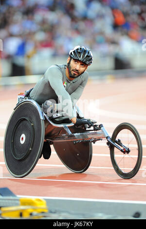 London, UK. 21. Juli 2017. Mohamed Alhammadi (VAE) Überprüfung seiner Zeit nach Beendigung der Herren 200 m Finale T34 im Para der Leichtathletik-Weltmeisterschaft in London Stadium, Queen Elizabeth Olympic Park.  Alhammadi nahm Silber in das Rennen mit einer Zeit von 27.81secs Credit: Michael Preston/Alamy Live News Stockfoto