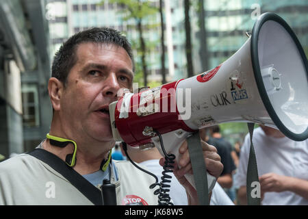 21. Juli 2017 - London, UK - London, UK. 21. Juli 2017. Roger Lewis von DPAC (behinderte Menschen gegen Kürzungen) spricht auf den Protest gegen die London HQ von Atos, die Durchführung von PIP (persönliche Unabhängigkeit Zahlung) Bewertungen für die Abteilung für Arbeit und Pensionen. Obwohl Atos verloren den Zuschlag für Arbeit Fähigkeitsbewertung sie noch die Bedürfnissen von Menschen mit Behinderungen für PIP bewerten, mit unzureichend geschultes und qualifiziertes Personal, um Bewertungen zu produzieren, dass DPAC sagen '' gespickt mit Lügen und Ungenauigkeiten.'' Sie sagen, dass die Beurteilungen durch entsprechend medizinisch qualifiziertes Personal und dass es Schulter durchgeführt werden soll Stockfoto