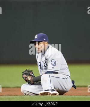 San Francisco, Kalifornien, USA. 21. Juli 2017. San Diego Padres Shortstop Erick Aybar (8) während ein MLB-Spiel zwischen den San Diego Padres und die San Francisco Giants im AT&T Park in San Francisco, Kalifornien. Valerie Shoaps/CSM/Alamy Live-Nachrichten Stockfoto
