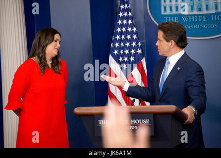 Washington, uns. 21. Juli 2017. Reporters Fragen beantwortet eingehende weiße Haus Kommunikations-Direktor Anthony Scaramucci während seiner ersten Pressekonferenz während seinem ersten Tag auf der Baustelle in Brady Press Briefing Room des weißen Hauses in Washington, DC auf Freitag, 21. Juli 2017. Während seiner Eröffnungsrede Scaramucci angekündigt, dass Sarah Huckabee Sanders, links, als Pressesprecher von Sean Spicer übernehmen würde. Bildnachweis: Ron Sachs/CNP · KEIN DRAHT-SERVICE · Foto: Ron Sachs/Consolidated News Fotos/Ron Sachs - CNP/Dpa/Alamy Live News Stockfoto