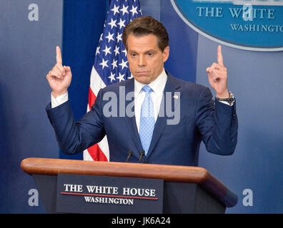 Washington, uns. 21. Juli 2017. Reporters Fragen beantwortet eingehende weiße Haus Kommunikations-Direktor Anthony Scaramucci während seiner ersten Pressekonferenz während seinem ersten Tag auf der Baustelle in Brady Press Briefing Room des weißen Hauses in Washington, DC auf Freitag, 21. Juli 2017. Während seiner Eröffnungsrede Scaramucci angekündigt, dass Sarah Huckabee Sanders als Pressesprecher von Sean Spicer übernehmen würde. Bildnachweis: Ron Sachs/CNP · KEIN DRAHT-SERVICE · Foto: Ron Sachs/Consolidated News Fotos/Ron Sachs - CNP/Dpa/Alamy Live News Stockfoto