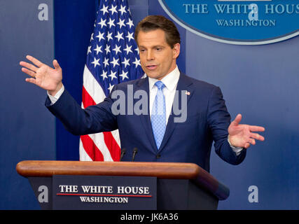 Washington, uns. 21. Juli 2017. Reporters Fragen beantwortet eingehende weiße Haus Kommunikations-Direktor Anthony Scaramucci während seiner ersten Pressekonferenz während seinem ersten Tag auf der Baustelle in Brady Press Briefing Room des weißen Hauses in Washington, DC auf Freitag, 21. Juli 2017. Während seiner Eröffnungsrede Scaramucci angekündigt, dass Sarah Huckabee Sanders als Pressesprecher von Sean Spicer übernehmen würde. Bildnachweis: Ron Sachs/CNP · KEIN DRAHT-SERVICE · Foto: Ron Sachs/Consolidated News Fotos/Ron Sachs - CNP/Dpa/Alamy Live News Stockfoto