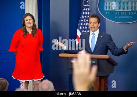 Washington, uns. 21. Juli 2017. Reporters Fragen beantwortet eingehende weiße Haus Kommunikations-Direktor Anthony Scaramucci während seiner ersten Pressekonferenz während seinem ersten Tag auf der Baustelle in Brady Press Briefing Room des weißen Hauses in Washington, DC auf Freitag, 21. Juli 2017. Während seiner Eröffnungsrede Scaramucci angekündigt, dass Sarah Huckabee Sanders, links, als Pressesprecher von Sean Spicer übernehmen würde. Bildnachweis: Ron Sachs/CNP · KEIN DRAHT-SERVICE · Foto: Ron Sachs/Consolidated News Fotos/Ron Sachs - CNP/Dpa/Alamy Live News Stockfoto