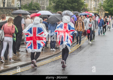 Windsor Berkshire, Großbritannien. 22. Juli 2017. Touristen Unterschlupf vor dem Regen Duschen in Windsor Credit: Amer ghazzal/Alamy leben Nachrichten Stockfoto