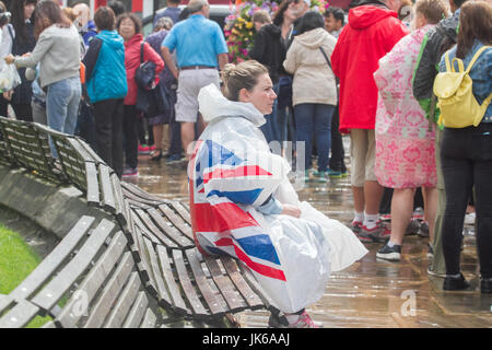 Windsor Berkshire, Großbritannien. 22. Juli 2017. Touristen Unterschlupf vor dem Regen Duschen in Windsor Credit: Amer ghazzal/Alamy leben Nachrichten Stockfoto