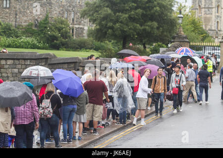 Windsor Berkshire, Großbritannien. 22. Juli 2017. Touristen Unterschlupf vor dem Regen Duschen in Windsor Credit: Amer ghazzal/Alamy leben Nachrichten Stockfoto