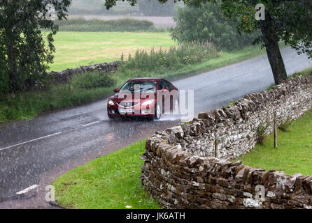 B6278, Barnard Castle, County Durham UK.  Samstag, 22. Juli 2017. Großbritannien Wetter.  Sintflutartige Regenfälle sind gefährliche Fahrbedingungen auf der B6278 in der Grafschaft Durham heute Nachmittag erstellen. Bildnachweis: David Forster/Alamy Live-Nachrichten. Stockfoto