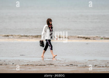 Southport, Merseyside, 22. Juli 2017. Großbritannien Wetter.  Nach einer Nacht mit sehr starkem Regen grüßt ein unruhiger Start in den Tag der Hundebesitzer, wie sie ihre geliebten Haustiere Southport Strand entlang in Merseyside ausüben.  Bildnachweis: Cernan Elias/Alamy Live-Nachrichten Stockfoto