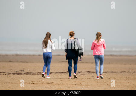 Southport, Merseyside, 22. Juli 2017. Großbritannien Wetter.  Nach einer Nacht mit sehr starkem Regen grüßt ein unruhiger Start in den Tag der Hundebesitzer, wie sie ihre geliebten Haustiere Southport Strand entlang in Merseyside ausüben.  Bildnachweis: Cernan Elias/Alamy Live-Nachrichten Stockfoto