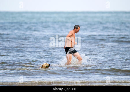 Southport, Merseyside, 22. Juli 2017. Großbritannien Wetter.  Nach einer Nacht mit sehr starkem Regen grüßt ein unruhiger Start in den Tag der Hundebesitzer, wie sie ihre geliebten Haustiere Southport Strand entlang in Merseyside ausüben.  Bildnachweis: Cernan Elias/Alamy Live-Nachrichten Stockfoto