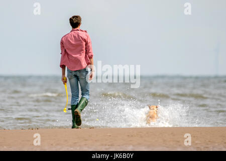 Southport, Merseyside, 22. Juli 2017. Großbritannien Wetter.  Nach einer Nacht mit sehr starkem Regen grüßt ein unruhiger Start in den Tag der Hundebesitzer, wie sie ihre geliebten Haustiere Southport Strand entlang in Merseyside ausüben.  Bildnachweis: Cernan Elias/Alamy Live-Nachrichten Stockfoto