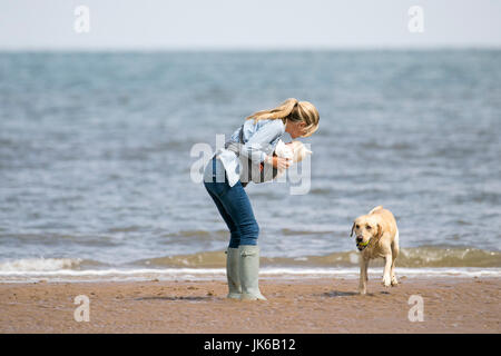 Southport, Merseyside, 22. Juli 2017. Großbritannien Wetter.  Nach einer Nacht mit sehr starkem Regen grüßt ein unruhiger Start in den Tag der Hundebesitzer, wie sie ihre geliebten Haustiere Southport Strand entlang in Merseyside ausüben.  Bildnachweis: Cernan Elias/Alamy Live-Nachrichten Stockfoto