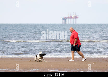 Southport, Merseyside, 22. Juli 2017. Großbritannien Wetter.  Nach einer Nacht mit sehr starkem Regen grüßt ein unruhiger Start in den Tag der Hundebesitzer, wie sie ihre geliebten Haustiere Southport Strand entlang in Merseyside ausüben.  Bildnachweis: Cernan Elias/Alamy Live-Nachrichten Stockfoto