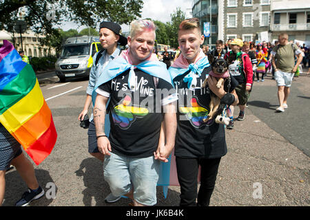 Brighton, UK. 22. Juli 2017. Trans-Pride-Brighton, jetzt darin das 5. Jahr Prozession Brighton Strandpromenade entlang. Als eingetragener Verein ausschließlich von Freiwilligen betrieben, wollen Trans Pride begeistern alle Trans, Intersexualität, Gender Variante und queere Menschen zu helfen, einen wirklichen Unterschied von Trans-Leben zu feiern und gender-Diversity. Stadt von Brighton & Hove, East Sussex, UK. 22. Juli 2017. Bildnachweis: David Smith/Alamy Live-Nachrichten Stockfoto