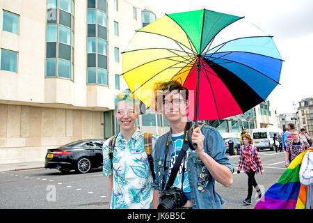 Brighton, UK. 22. Juli 2017. Trans-Pride-Brighton, jetzt darin das 5. Jahr Prozession Brighton Strandpromenade entlang. Als eingetragener Verein ausschließlich von Freiwilligen betrieben, wollen Trans Pride begeistern alle Trans, Intersexualität, Gender Variante und queere Menschen zu helfen, einen wirklichen Unterschied von Trans-Leben zu feiern und gender-Diversity. Stadt von Brighton & Hove, East Sussex, UK. 22. Juli 2017. Bildnachweis: David Smith/Alamy Live-Nachrichten Stockfoto