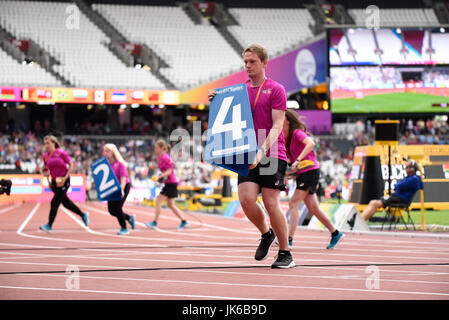 Läufer, die Startblöcke aus Track bei den Para Leichtathletik-Weltmeisterschaft in London Stadium entfernen Stockfoto