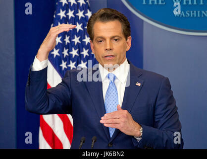 Reporters Fragen beantwortet eingehende weiße Haus Kommunikations-Direktor Anthony Scaramucci während seiner ersten Pressekonferenz während seinem ersten Tag auf der Baustelle in Brady Press Briefing Room des weißen Hauses in Washington, DC auf Freitag, 21. Juli 2017.  Während seiner Eröffnungsrede Scaramucci angekündigt, dass Sarah Huckabee Sanders als Pressesprecher von Sean Spicer übernehmen würde. Bildnachweis: Ron Sachs / CNP /MediaPunch Stockfoto