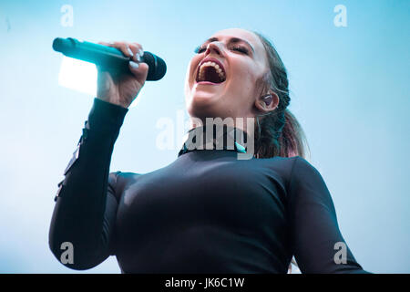 Locarno, Schweiz. 21. Juli 2017. Der britische elektronische Musikgruppe sauber BANDIT führt live auf der Bühne in Piazza Grande während der "Mond & Stars 2017" Credit: Rodolfo weitertransferiert/Alamy Live News Stockfoto