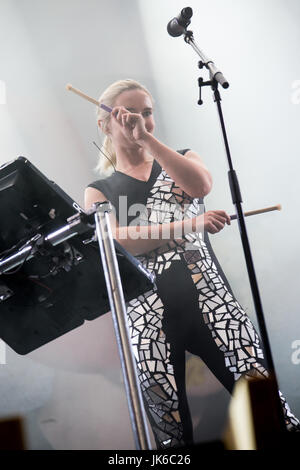 Locarno, Schweiz. 21. Juli 2017. Der britische elektronische Musikgruppe sauber BANDIT führt live auf der Bühne in Piazza Grande während der "Mond & Stars 2017" Credit: Rodolfo weitertransferiert/Alamy Live News Stockfoto