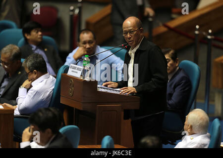 (170722)--QUEZON CITY, 22. Juli 2017 (Xinhua)--Philippine Defense Secretary Delfin Lorenzana (C) spricht während einer gemeinsamen Sitzung in philippinischen Repräsentantenhauses in Quezon City, Philippinen, 22. Juli 2017. Eine gemeinsame Sitzung des philippinischen Kongresses am Samstag nimmt den Antrag von Präsident Rodrigo Duterte, eine 60-Tage-Kriegsrecht zu verlängern, die er in der gesamten Mindanao im Süden der Philippinen verhängt. (Xinhua/Rouelle Umali) (Yk) Stockfoto