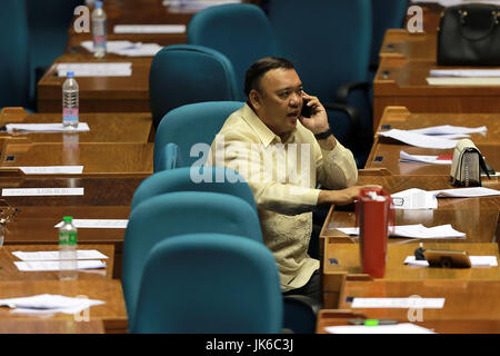 (170722)--QUEZON CITY, 22. Juli 2017 (Xinhua)--ein Kongressabgeordneter macht einen Anruf während einer gemeinsamen Sitzung in philippinischen Repräsentantenhauses in Quezon City, Philippinen, 22. Juli 2017. Eine gemeinsame Sitzung des philippinischen Kongresses am Samstag nimmt den Antrag von Präsident Rodrigo Duterte, eine 60-Tage-Kriegsrecht zu verlängern, die er in der gesamten Mindanao im Süden der Philippinen verhängt. (Xinhua/Rouelle Umali) (Yk) Stockfoto