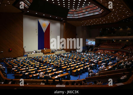 (170722)--QUEZON CITY, 22. Juli 2017 (Xinhua)--Gesetzgeber beteiligen sich an der gemeinsamen Sitzung über die Verlängerung des Kriegsrechts in philippinischen Repräsentantenhauses in Quezon City, Philippinen, 22. Juli 2017. Eine gemeinsame Sitzung des philippinischen Kongresses am Samstag nimmt den Antrag von Präsident Rodrigo Duterte, eine 60-Tage-Kriegsrecht zu verlängern, die er in der gesamten Mindanao im Süden der Philippinen verhängt. (Xinhua/Rouelle Umali) (Yk) Stockfoto